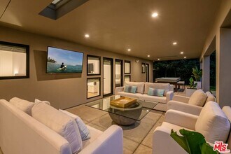 1085 Carolyn Way in Beverly Hills, CA - Foto de edificio - Building Photo