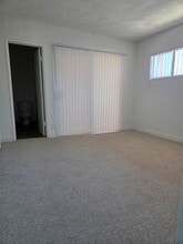 14335 Burbank Blvd in Van Nuys, CA - Foto de edificio - Building Photo