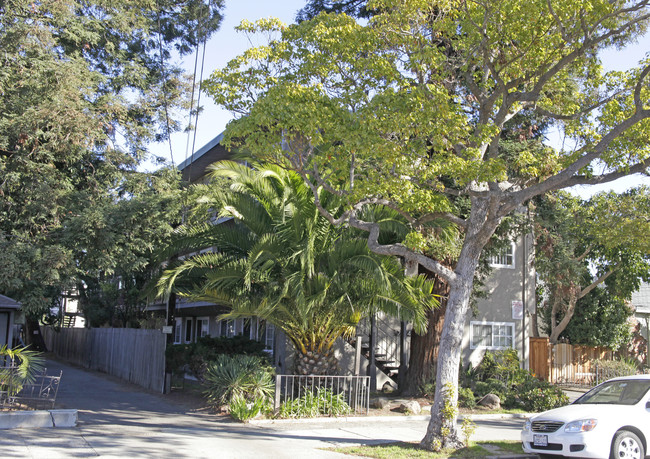 2045 Santa Clara Ave in Alameda, CA - Foto de edificio - Building Photo