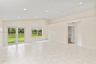9081 Lake Park Cir N in Davie, FL - Building Photo - Building Photo