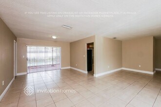 8469 Windsor Dr, Unit 2 in Miramar, FL - Foto de edificio - Building Photo