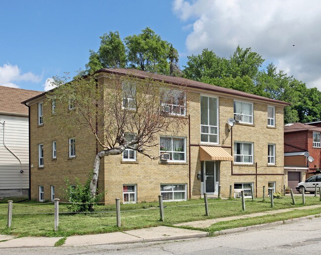 1 Hassard Ave in Toronto, ON - Building Photo - Primary Photo