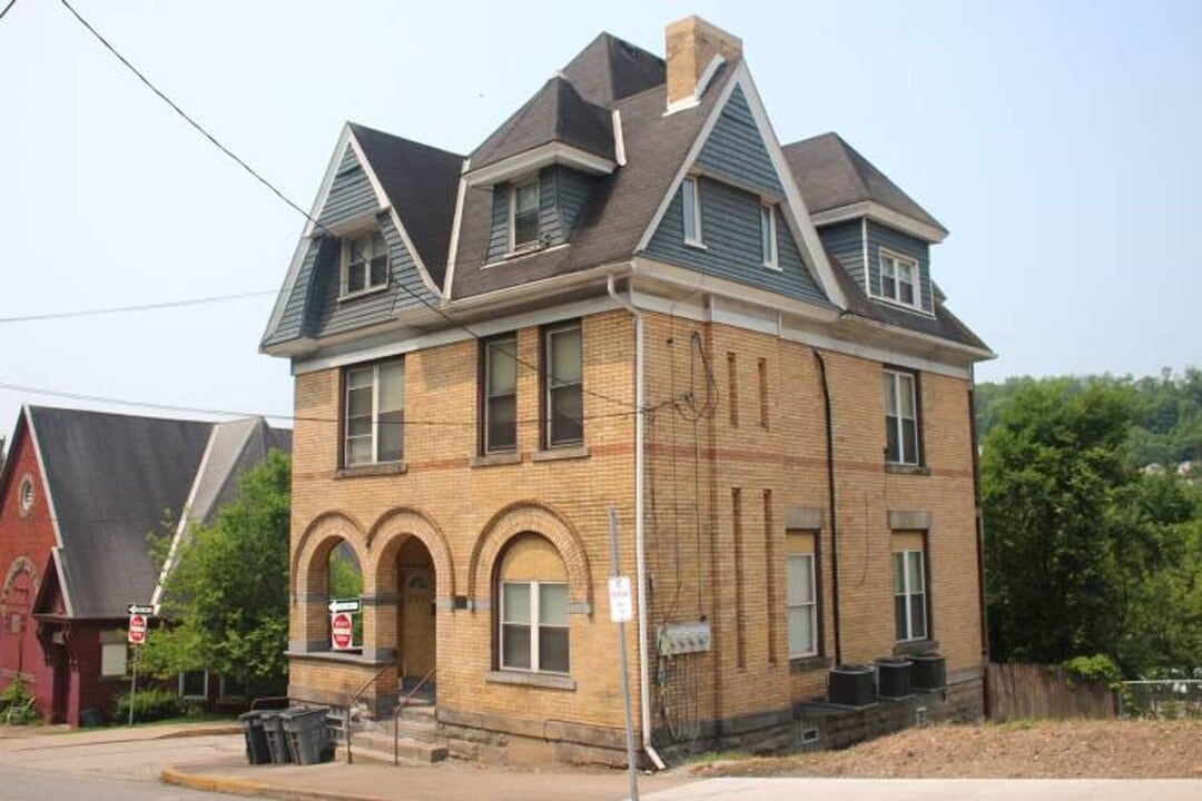 221 Grant St in Turtle Creek, PA - Building Photo