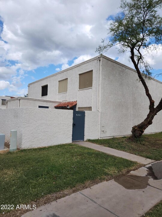 5221 N 42nd Ln in Phoenix, AZ - Foto de edificio