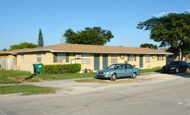 10801 SW 7th St in Miami, FL - Foto de edificio - Building Photo