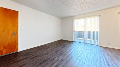 Silk Oak Apartments in Modesto, CA - Building Photo - Building Photo