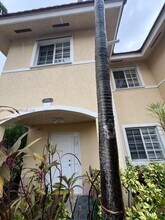 2098 NE 167th St in North Miami Beach, FL - Building Photo - Building Photo