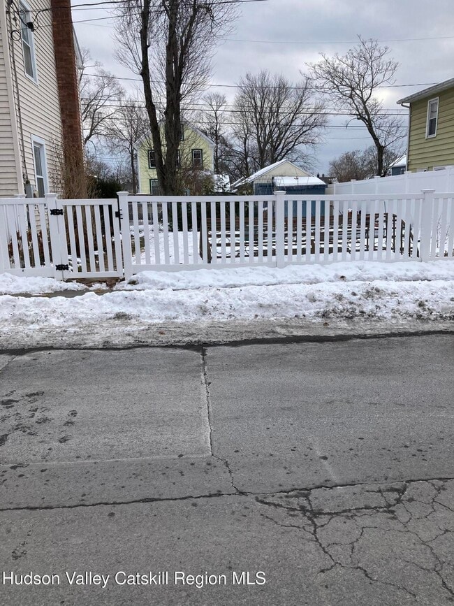 2 Russell St in Kingston, NY - Building Photo - Building Photo