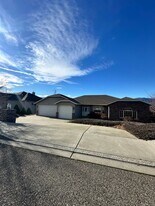 946 Briarwood Dr in East Wenatchee, WA - Building Photo