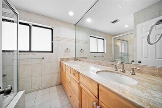 19402 NE 19th Ct in Miami, FL - Building Photo - Building Photo