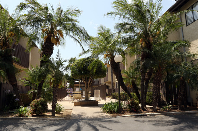 La Palma Terrace Apartments in Anaheim, CA - Foto de edificio - Building Photo