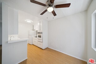 7032 Lanewood Ave in Los Angeles, CA - Building Photo