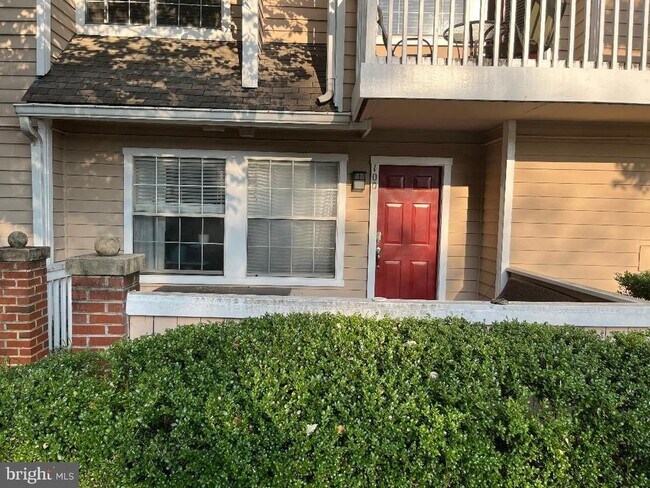 5708 Chapman Mill Dr-Unit -100 in North Bethesda, MD - Building Photo - Building Photo