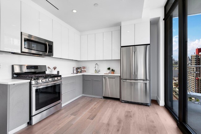 42-10 27th St-Unit -12-F in Queens, NY - Building Photo - Building Photo