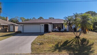 44 Cory St in Port Charlotte, FL - Building Photo