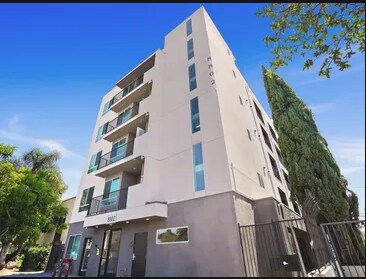 8802 Van Nuys Blvd in Los Angeles, CA - Foto de edificio