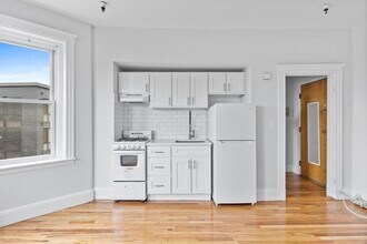 1330 Commonwealth Ave in Boston, MA - Foto de edificio - Building Photo