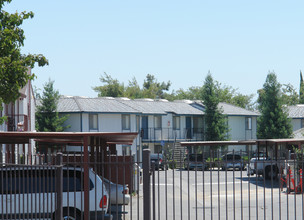 Springwood Court Apartments in Bakersfield, CA - Foto de edificio - Building Photo