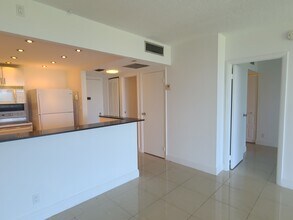 20335 W Country Club Dr, Unit 705 in Aventura, FL - Building Photo - Building Photo