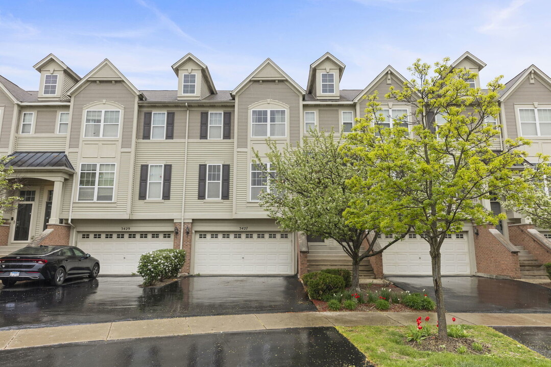 3427 Bradbury Cir in Aurora, IL - Foto de edificio