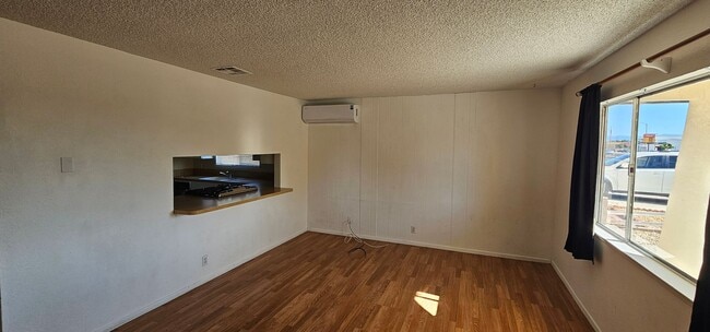 527 S Downs St in Ridgecrest, CA - Foto de edificio - Building Photo