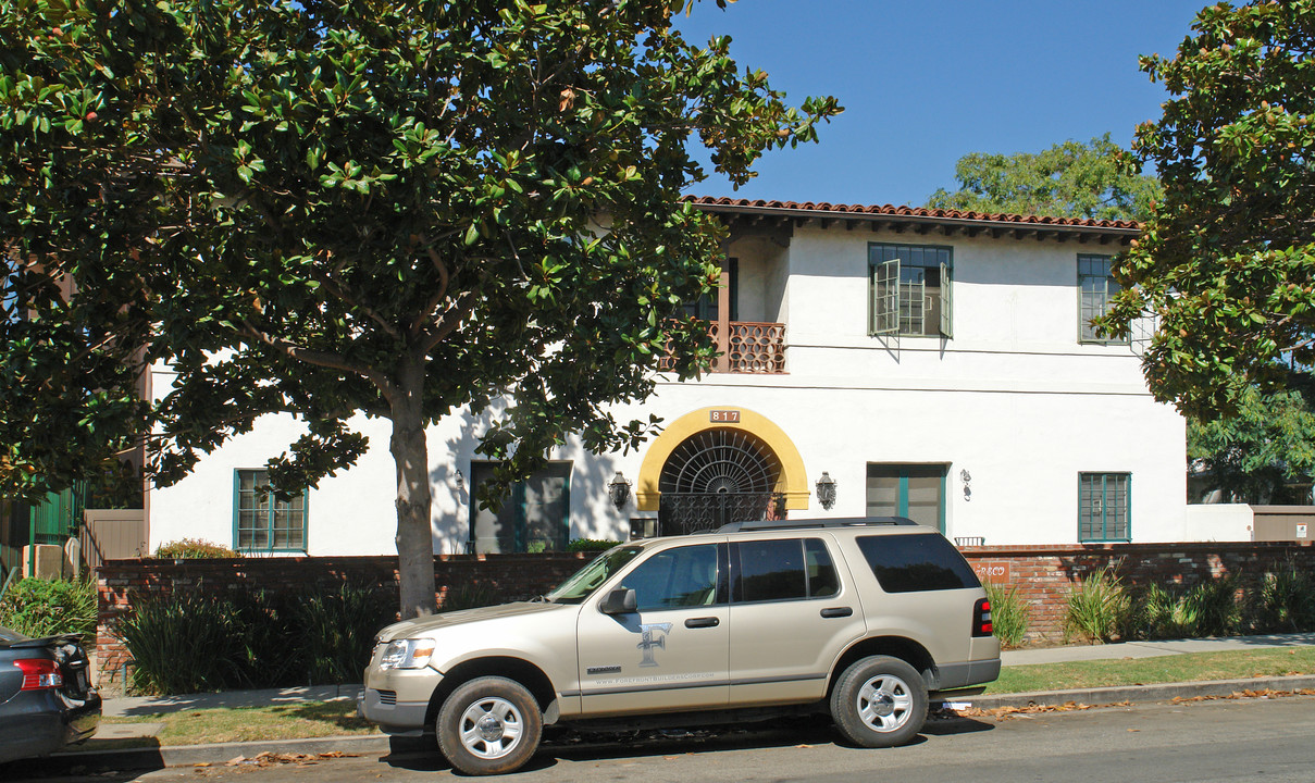 817 N Hayworth Ave in Los Angeles, CA - Building Photo