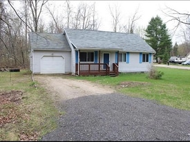 6067 Shadowbrook Dr in Lake, MI - Building Photo