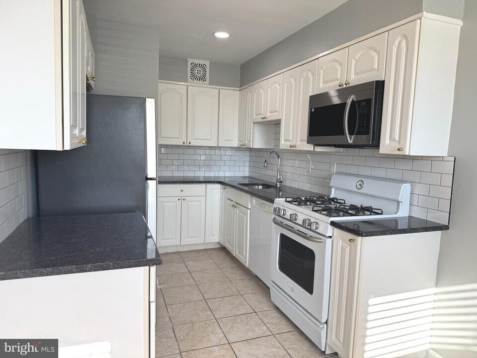 2419 Bleigh Ave in Philadelphia, PA - Building Photo