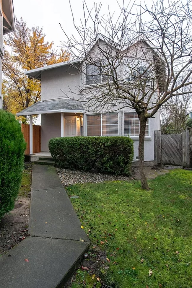 924 E Cotati Ave in Cotati, CA - Foto de edificio - Building Photo