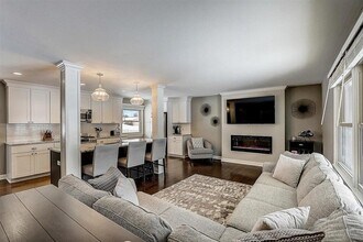 21810 Locksley Ln in Brookfield, WI - Foto de edificio - Building Photo