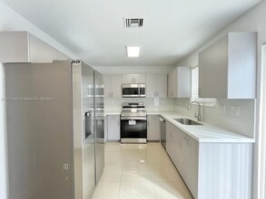 2056 NE 167th St in North Miami Beach, FL - Foto de edificio - Building Photo