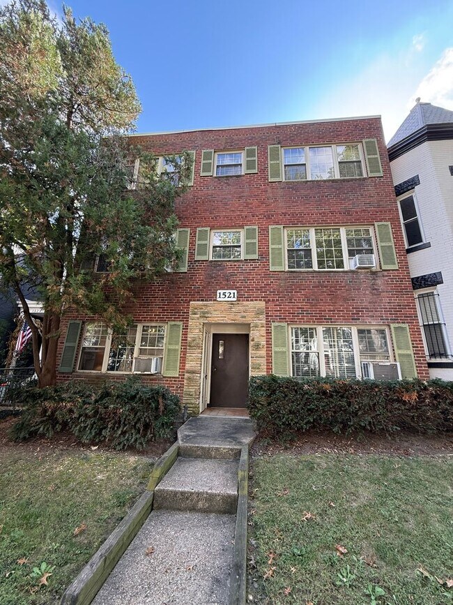 1521 E St SE