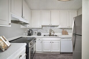 Mission Arbor Apartments in San Diego, CA - Building Photo