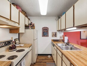 The Retreat at Woodridge Apartments in Lenexa, KS - Foto de edificio - Building Photo