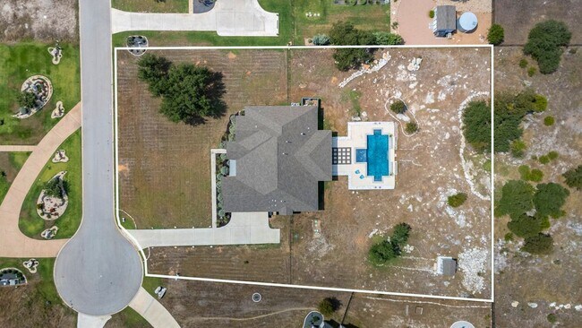 104 Rolling Hills Ct in Spicewood, TX - Foto de edificio - Building Photo