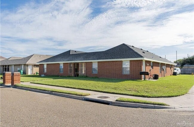 2100 N Paradise Dr in Pharr, TX - Building Photo - Building Photo