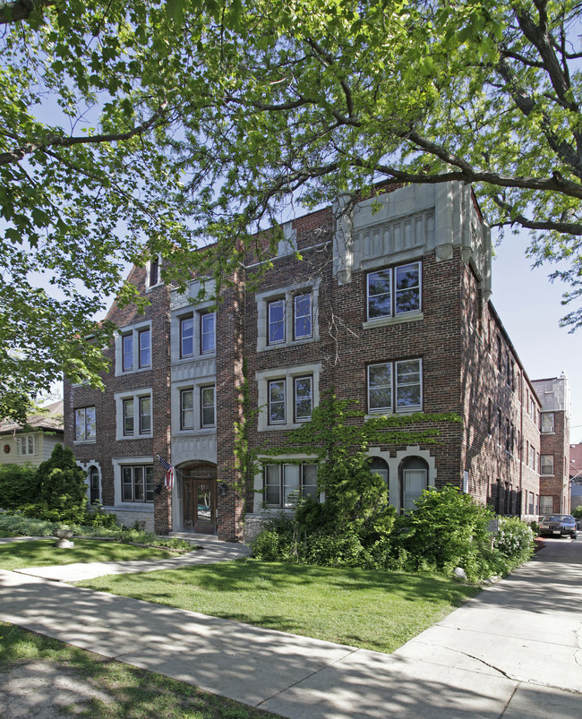 4130 W Juneau Ave in Milwaukee, WI - Foto de edificio - Building Photo