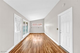 9195 Glenwood Trail in Brecksville, OH - Foto de edificio - Building Photo