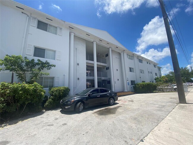 13700 NE 6th Ave in North Miami, FL - Foto de edificio - Building Photo
