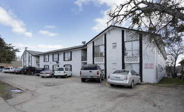 River Oaks Apartments in Dallas, TX - Foto de edificio - Building Photo