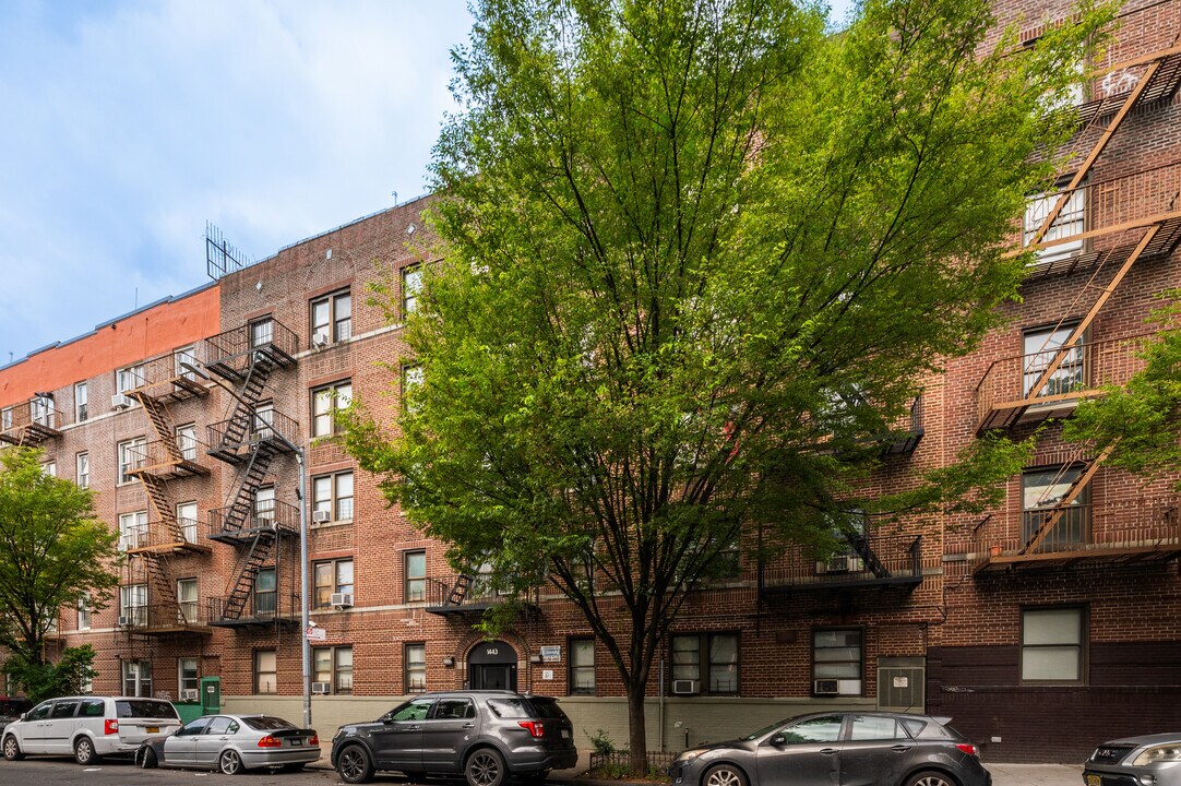 1443 Taylor Avenue in Bronx, NY - Building Photo