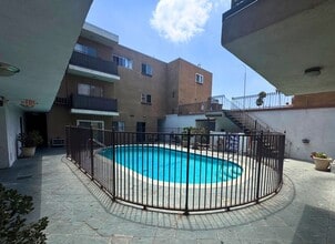 7817 Reseda Blvd in Los Angeles, CA - Building Photo - Building Photo