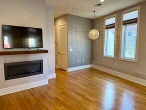5 Mohawk St, Unit 1F in Boston, MA - Building Photo - Building Photo
