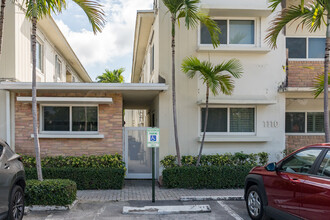 Sandpiper Villas in Miami Beach, FL - Building Photo - Building Photo