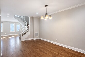 805 W Wolfram St, Unit 1 in Chicago, IL - Foto de edificio - Building Photo