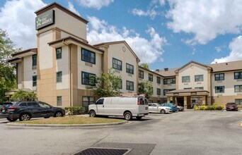 1760 Pembrook Dr in Orlando, FL - Foto de edificio - Building Photo