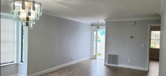 750 SW Claudia Ave in Port St. Lucie, FL - Foto de edificio - Building Photo