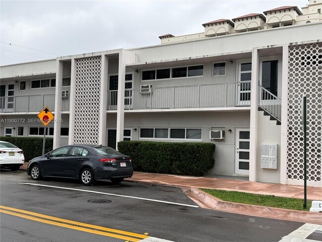 100 Madeira Ave in Coral Gables, FL - Building Photo - Building Photo