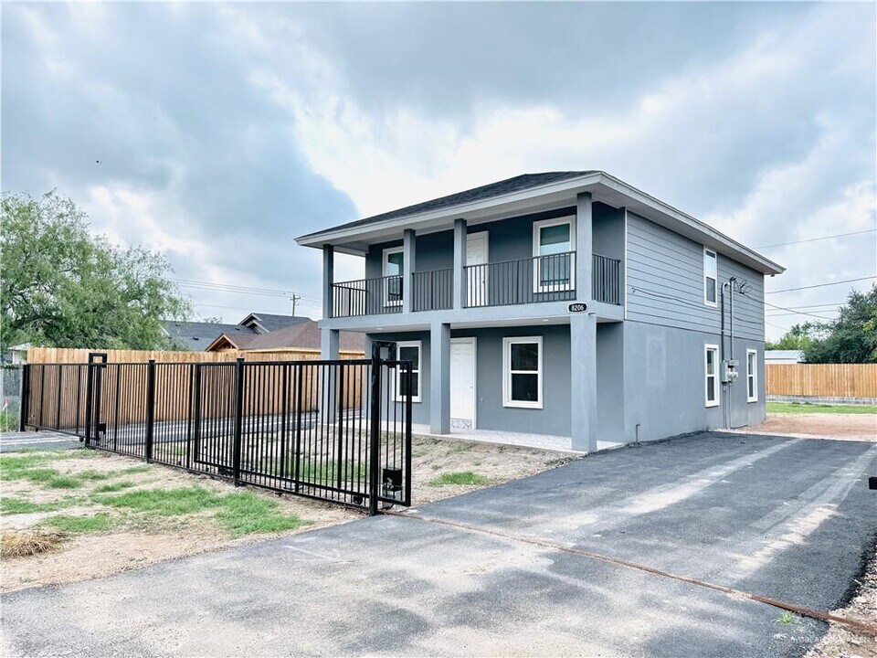 8206 Sosa Cir, Unit 1 in Edinburg, TX - Building Photo