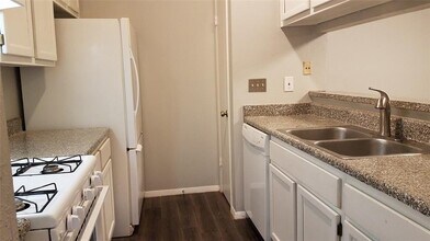 12206 Alderbrook Dr in Austin, TX - Building Photo - Building Photo